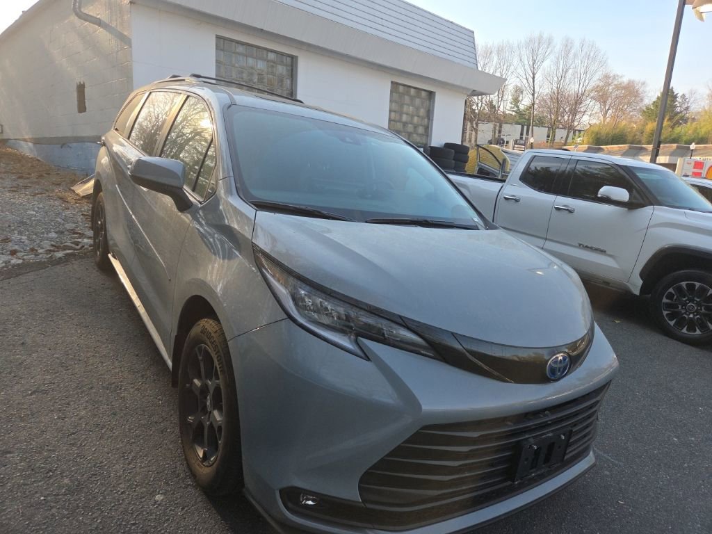 Used 2025 Toyota Sienna XLE Woodland Edition image 2