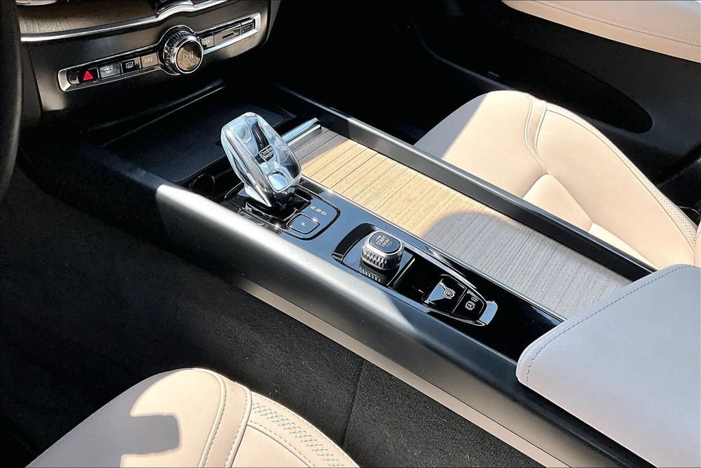 Certified 2026 Volvo XC60 B5 Plus AWD/4WD image 19