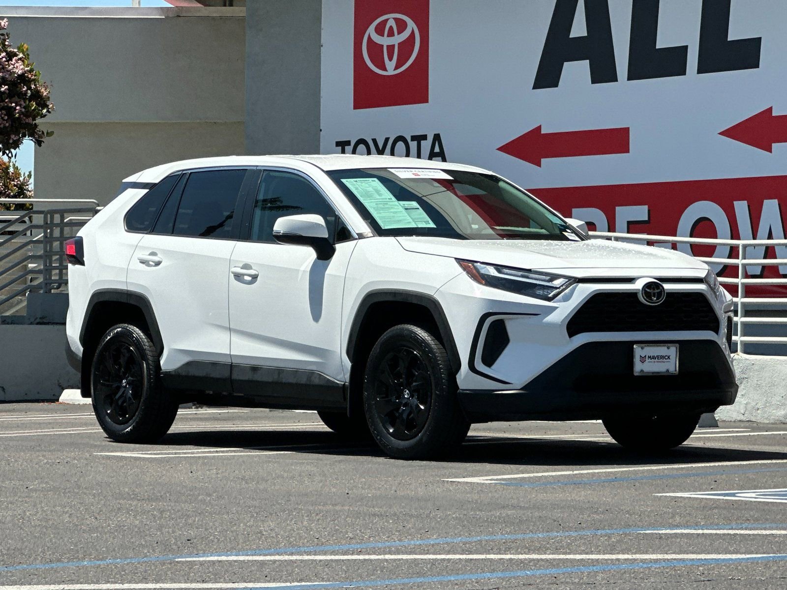 Used 2024 Toyota RAV4 LE AWD/4WD image 8