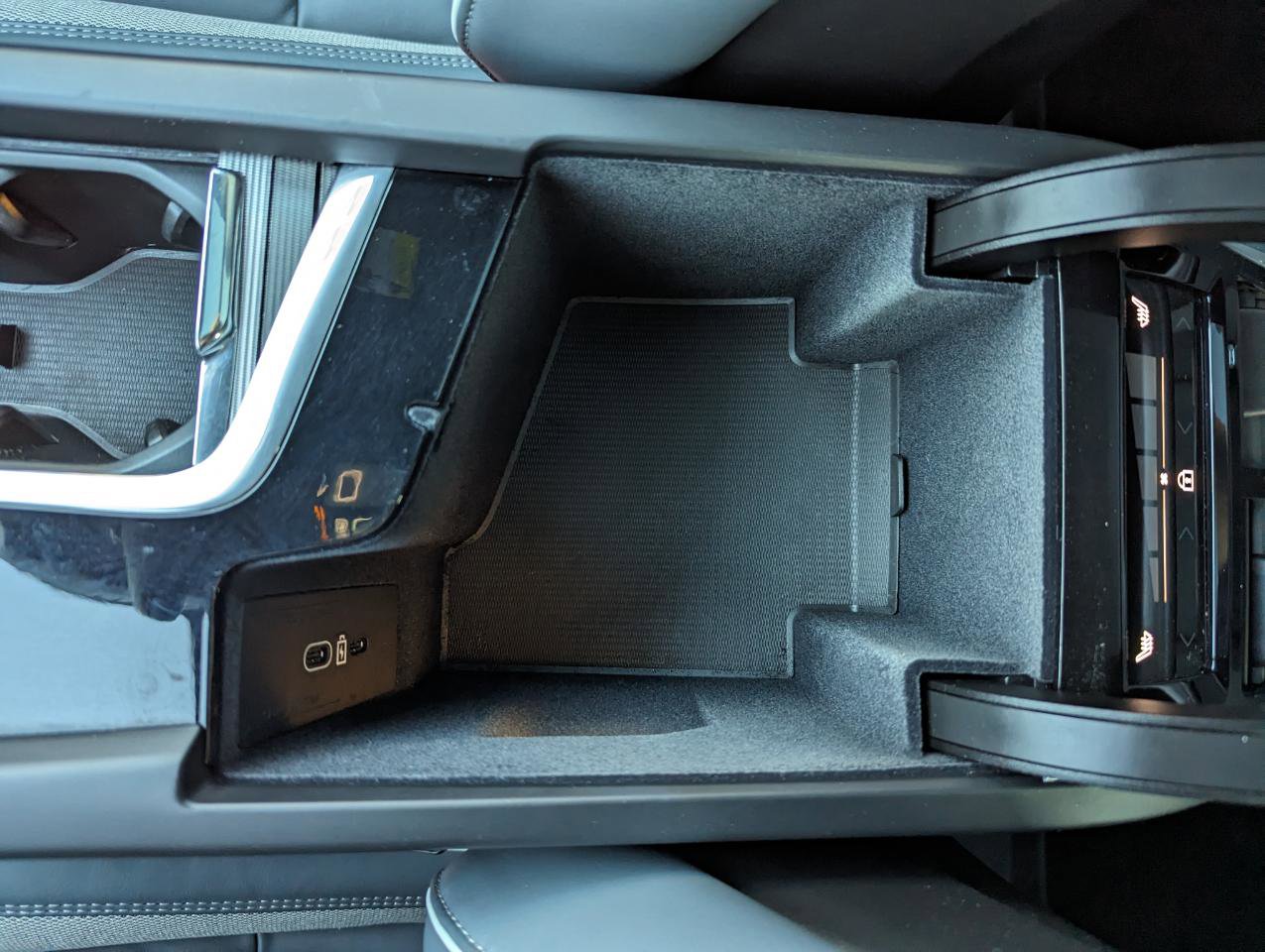 Used 2022 Volvo XC60 B5 R-Design w/ Advanced Package image 28