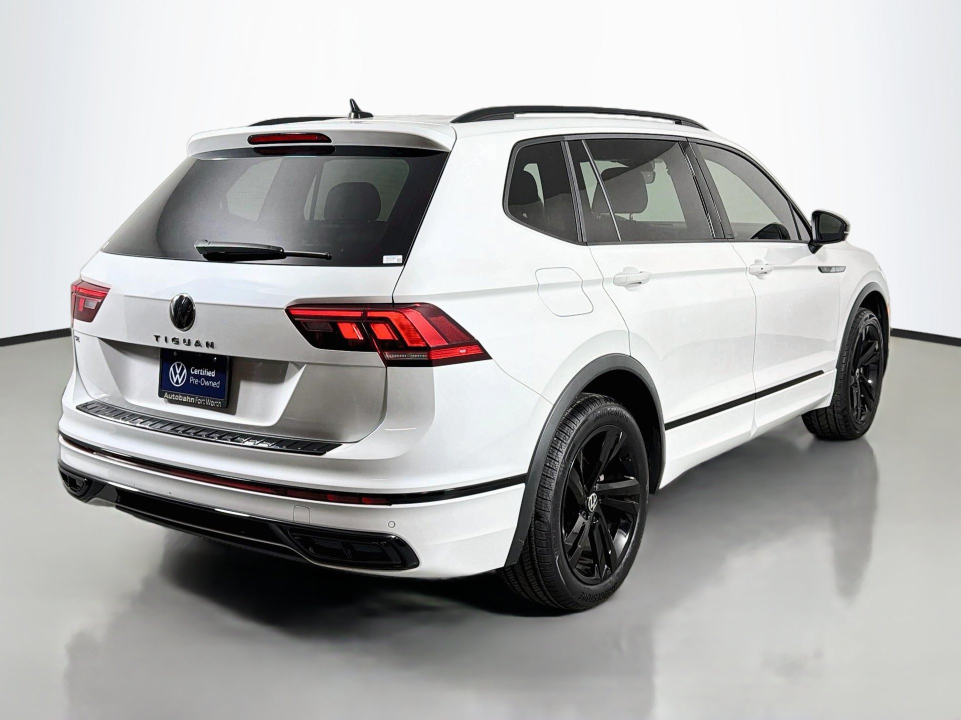 Certified 2023 Volkswagen Tiguan SE R-Line FWD image 5