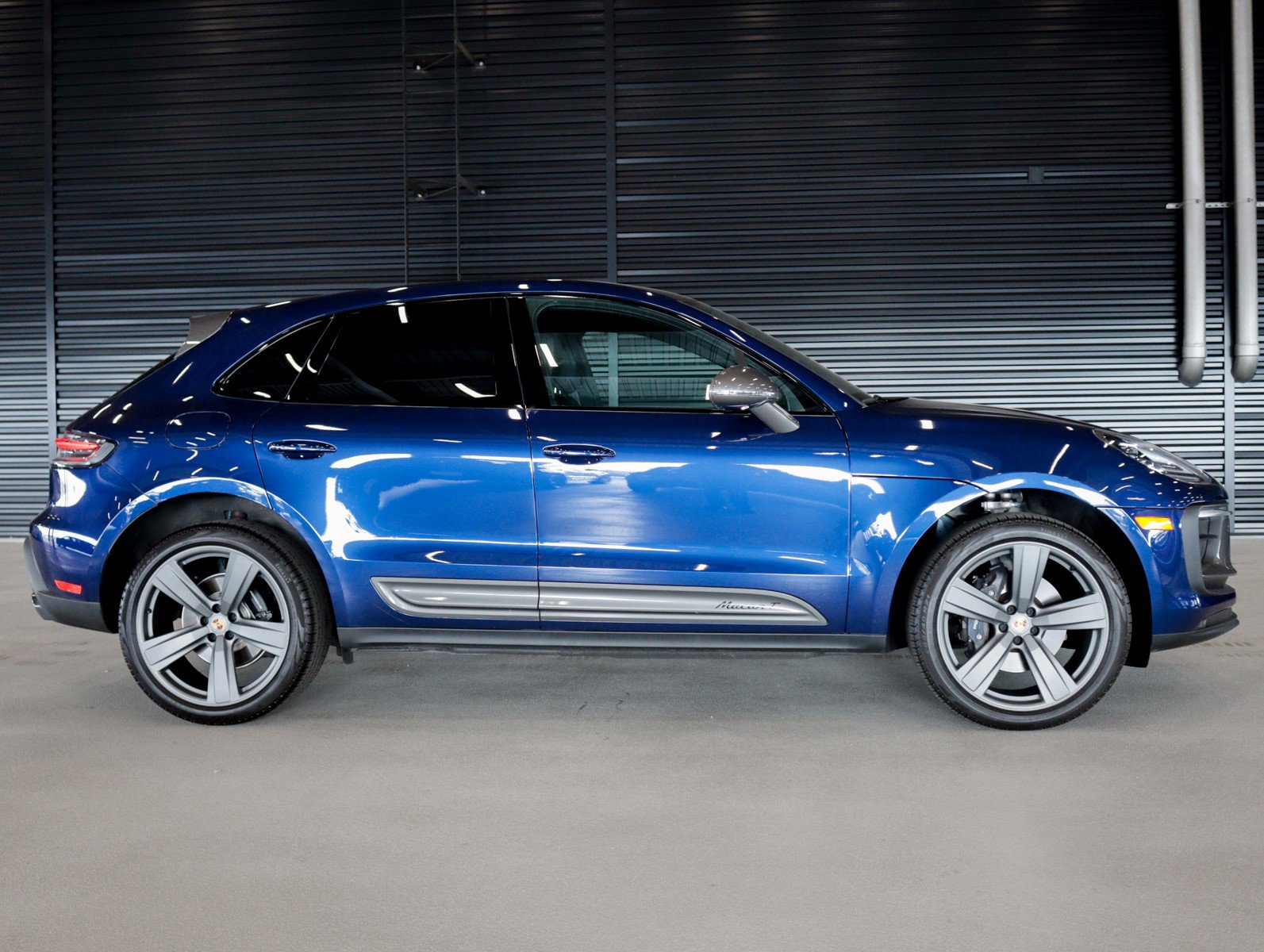 Certified 2025 Porsche Macan T image 11