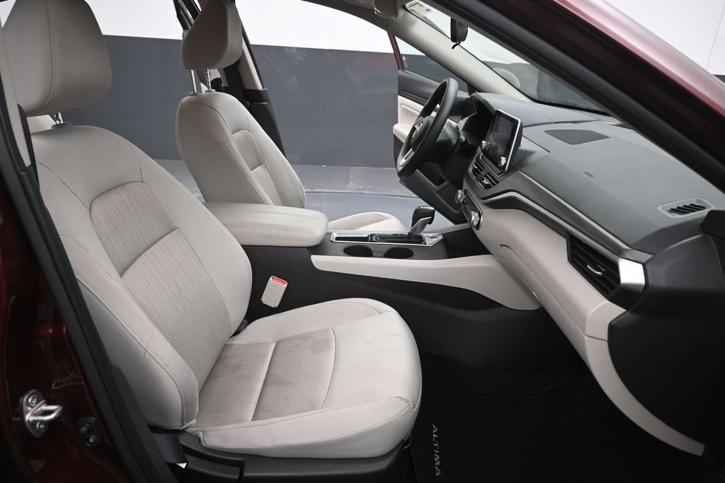 Used 2025 Nissan Altima 2.5 SV FWD image 16