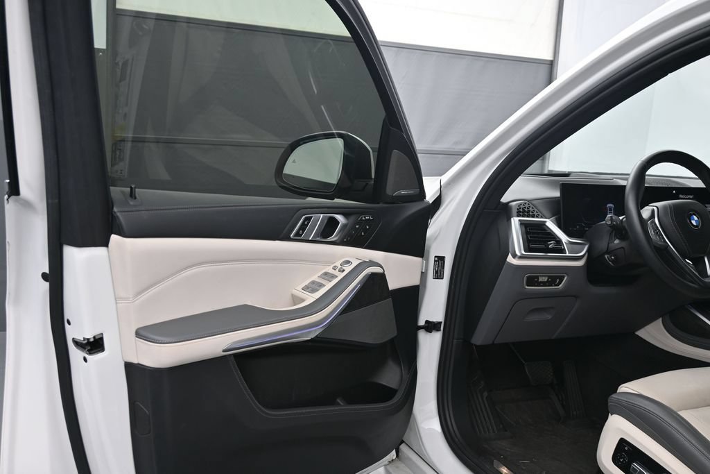 Used 2023 BMW X7 xDrive40i AWD/4WD image 17
