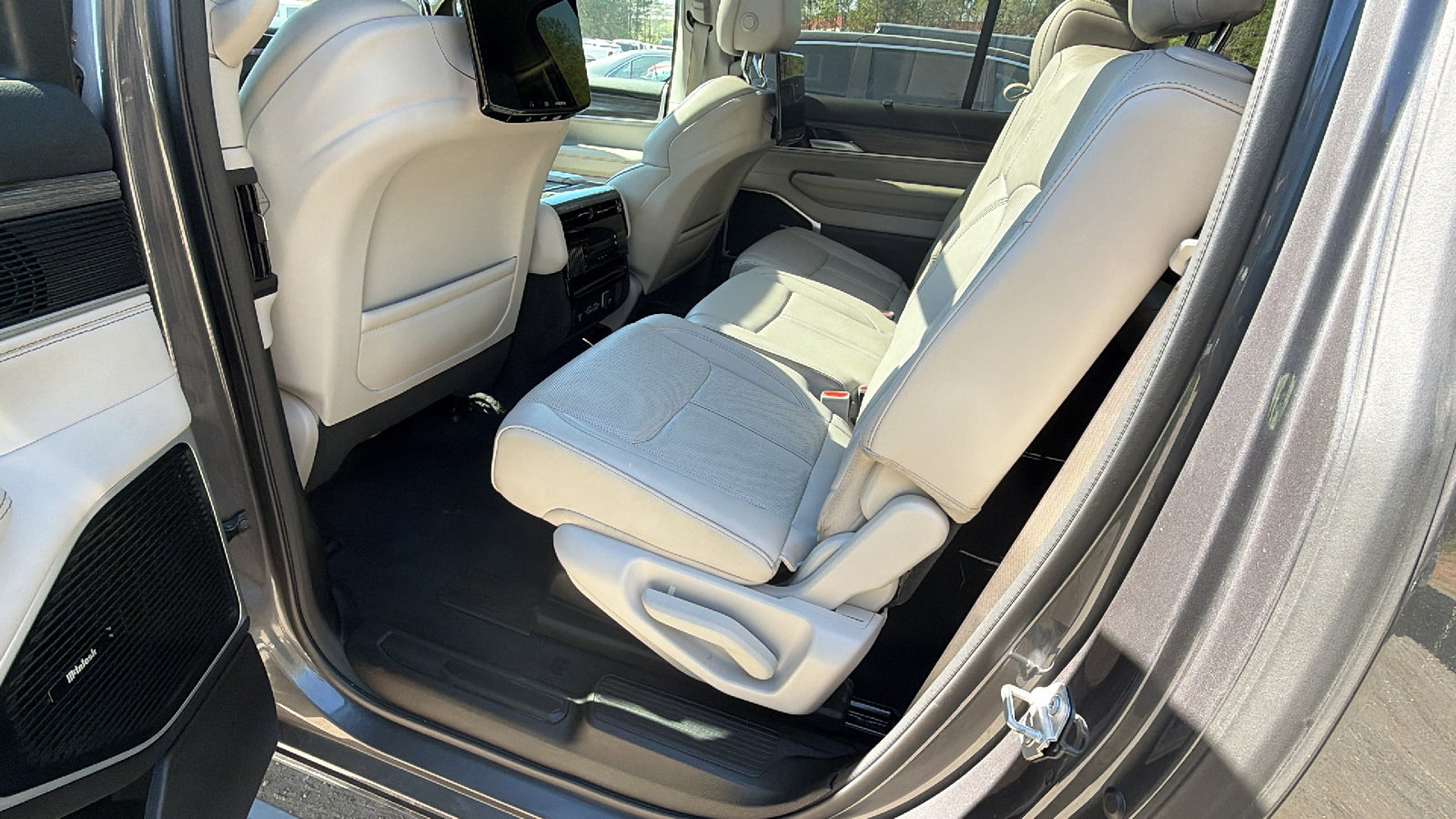 Used 2024 Jeep Wagoneer L Series III w/ Premium Group I image 26