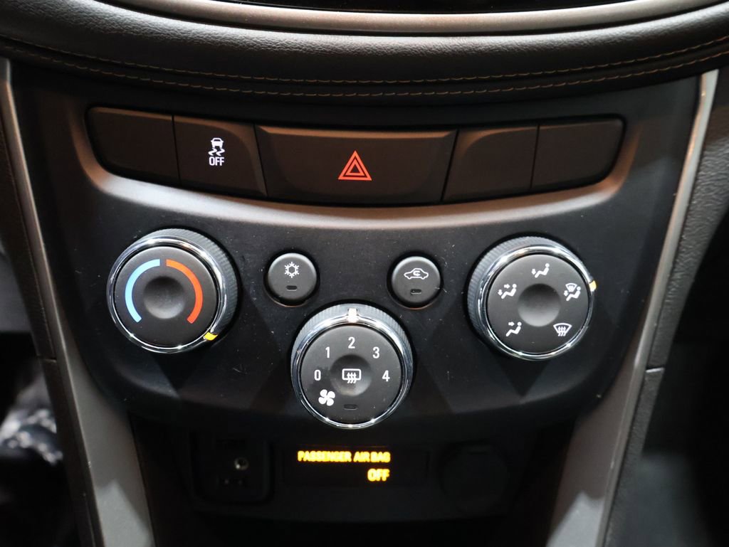 Used 2020 Chevrolet Trax LT w/ LT Convenience Package image 32