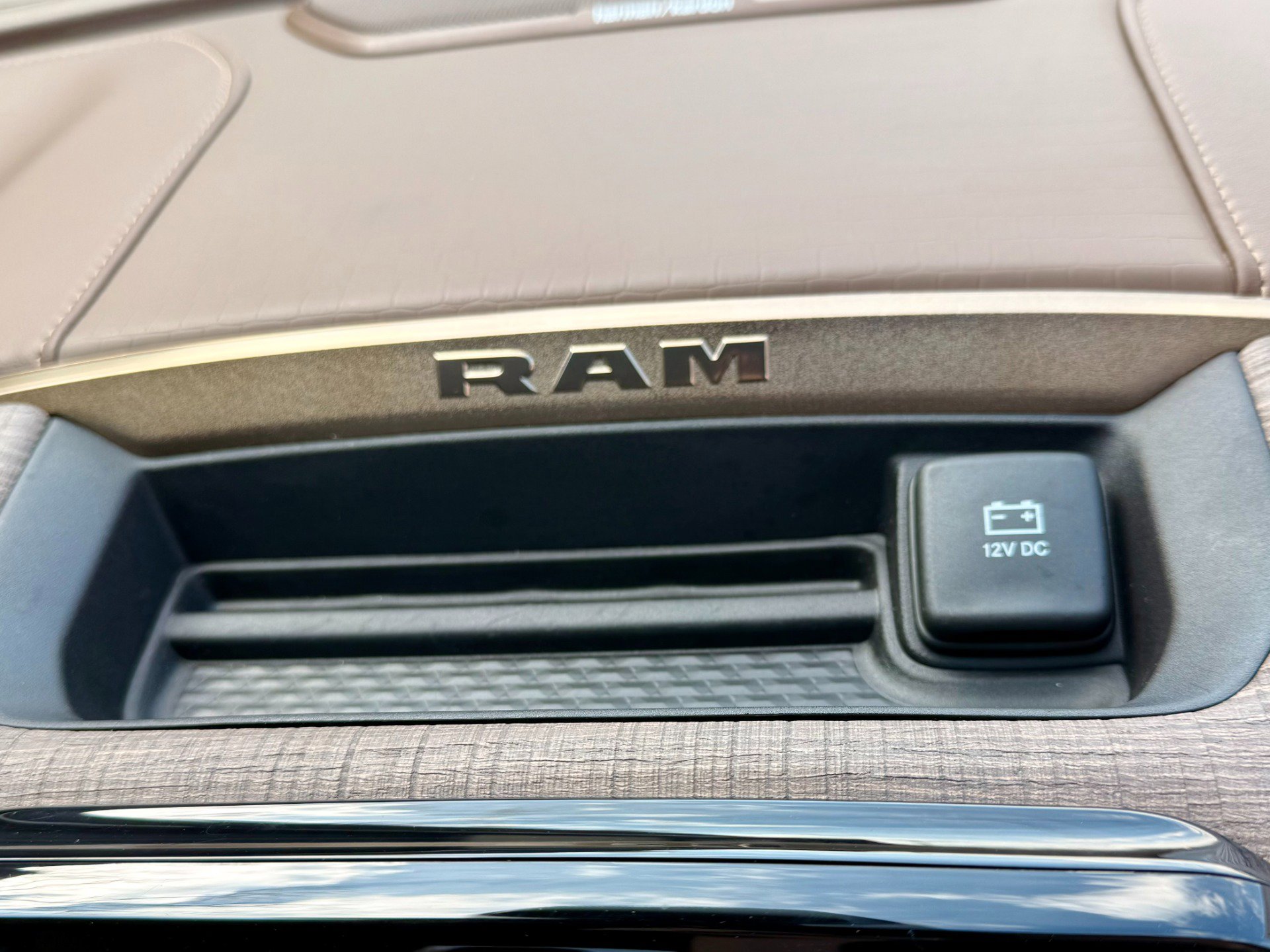 Used 2024 RAM 2500 Limited w/ Towing Technology Group AWD/4WD image 33