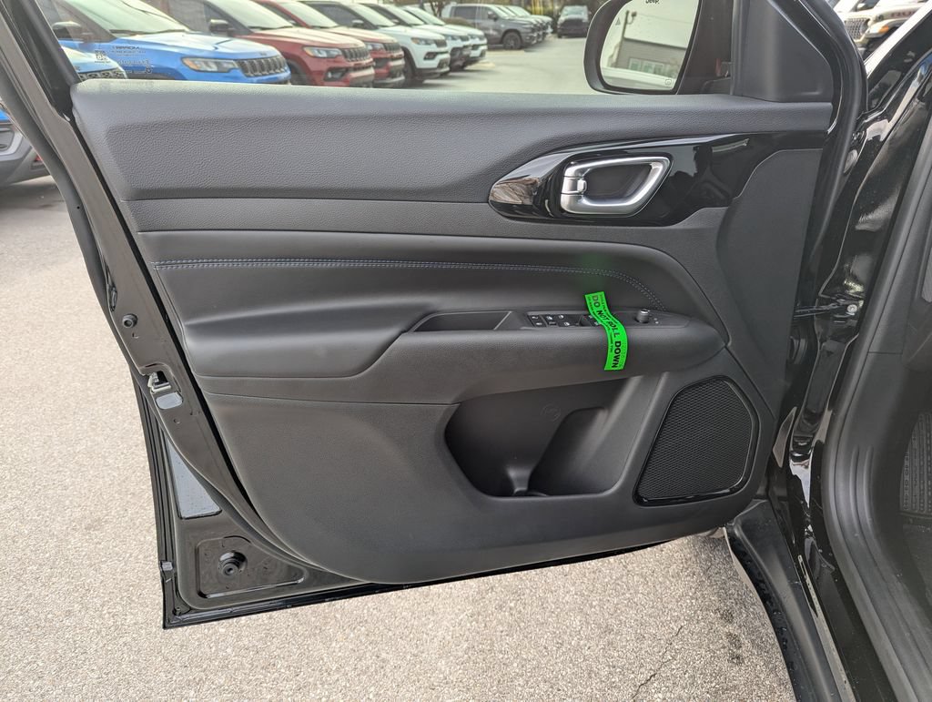 New 2026 Jeep Compass Latitude AWD/4WD image 18