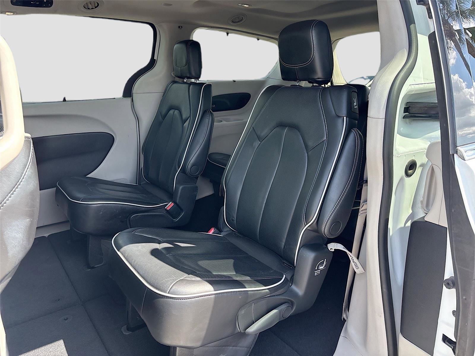 Used 2023 Chrysler Pacifica Limited image 25