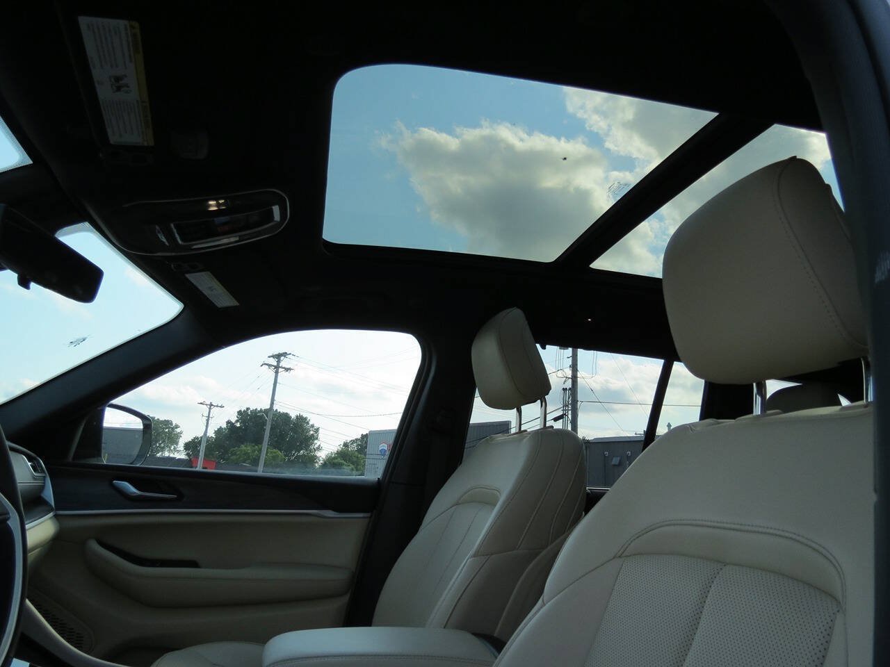 Used 2024 Jeep Grand Cherokee Limited w/ Luxury Tech Group II AWD/4WD image 16