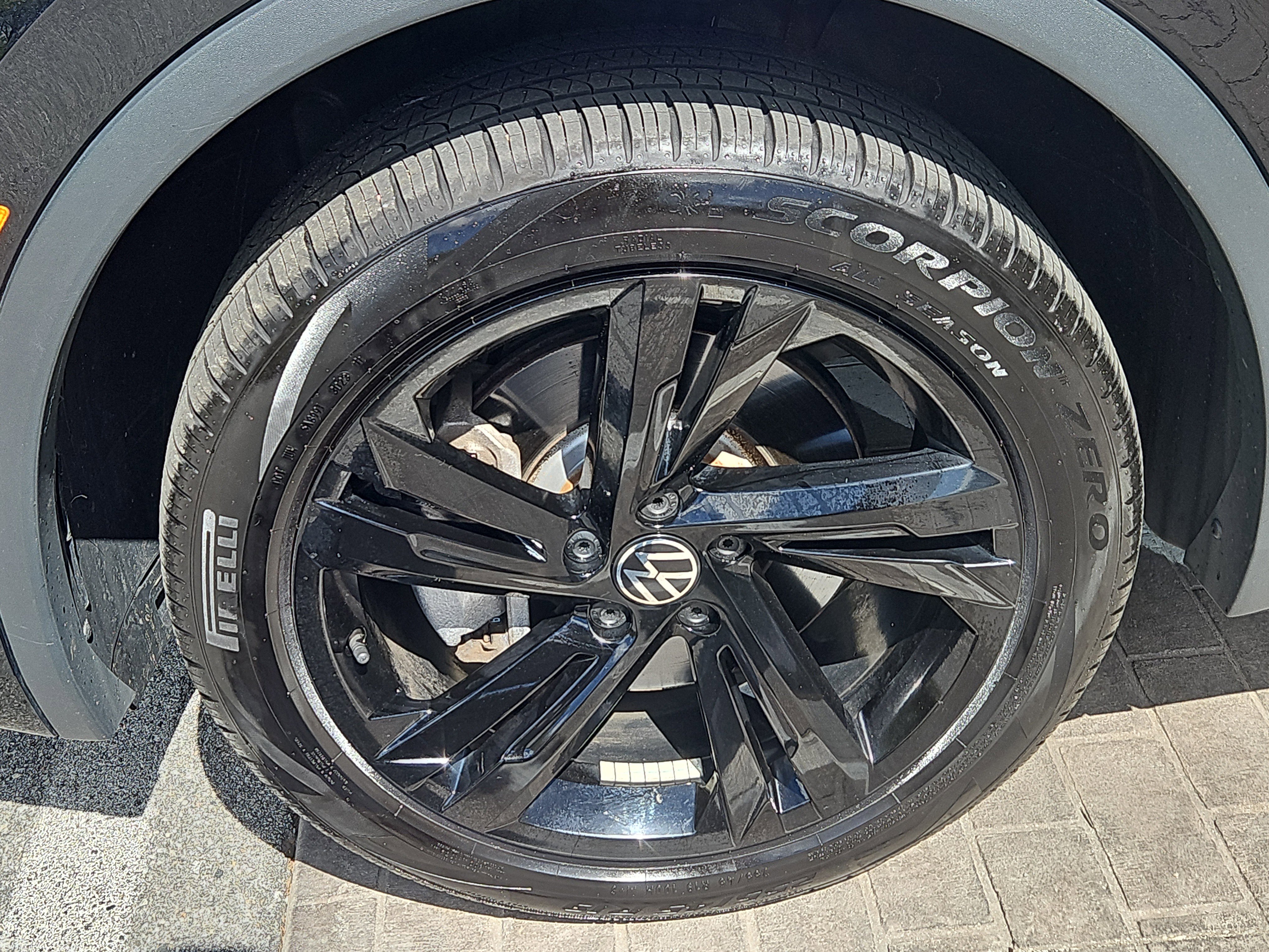 Certified 2024 Volkswagen Tiguan SE R-Line AWD/4WD image 5