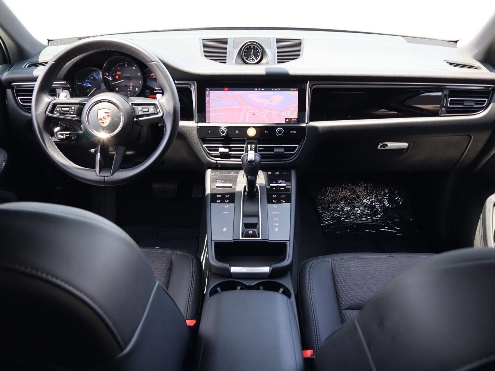 Certified 2024 Porsche Macan AWD/4WD image 21