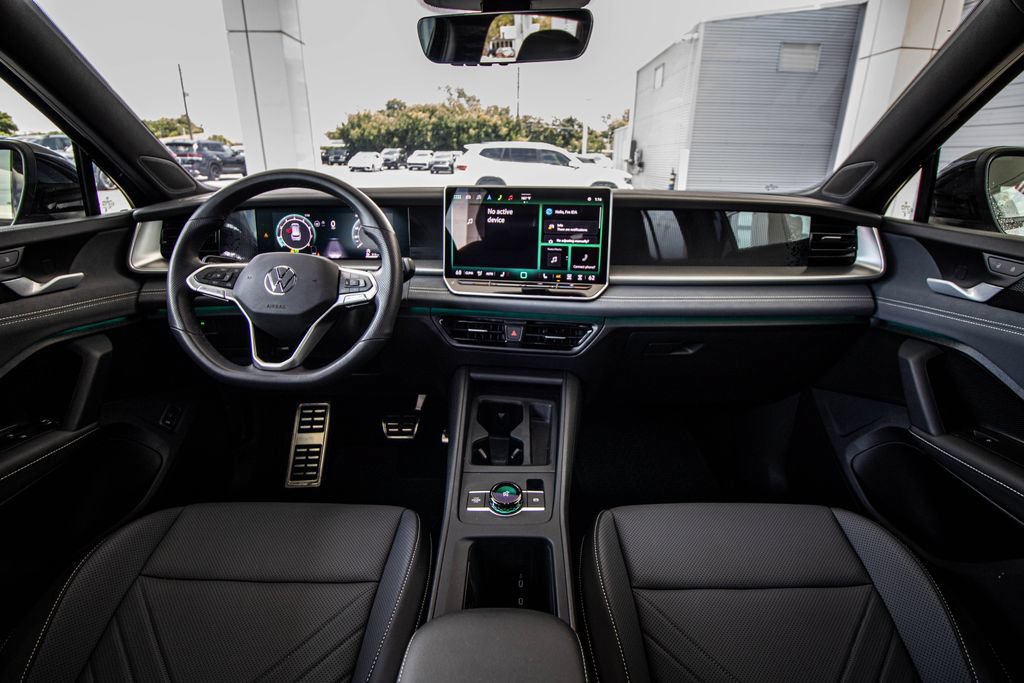 Certified 2025 Volkswagen Tiguan SE R-Line FWD image 30