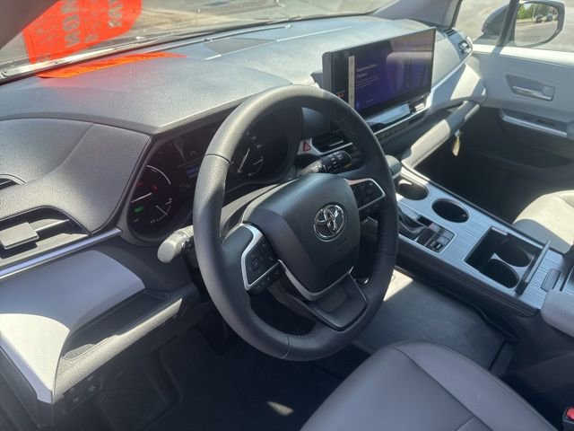 Used 2025 Toyota Sienna XLE image 9