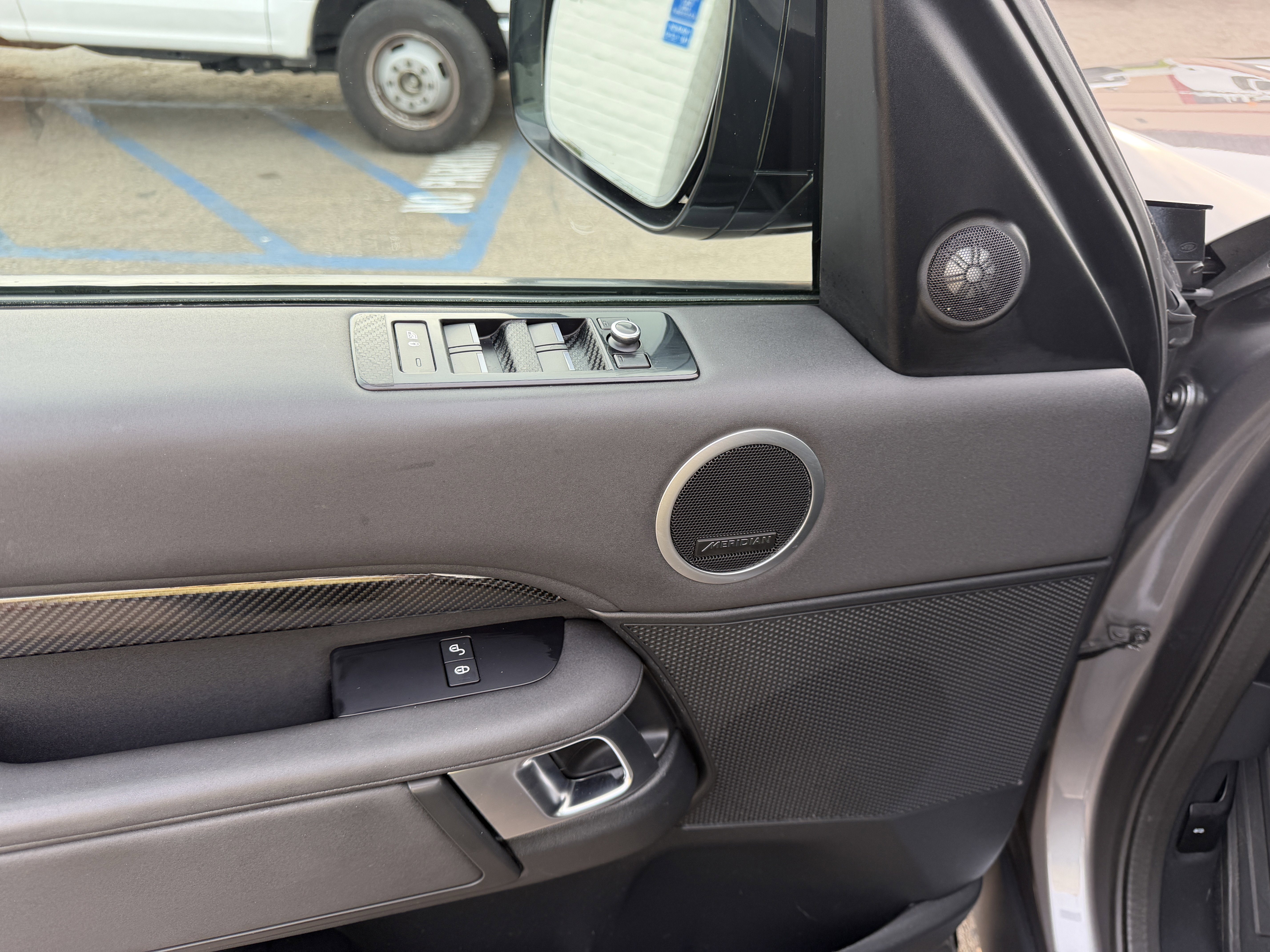 Used 2020 Land Rover Discovery Landmark AWD/4WD image 19