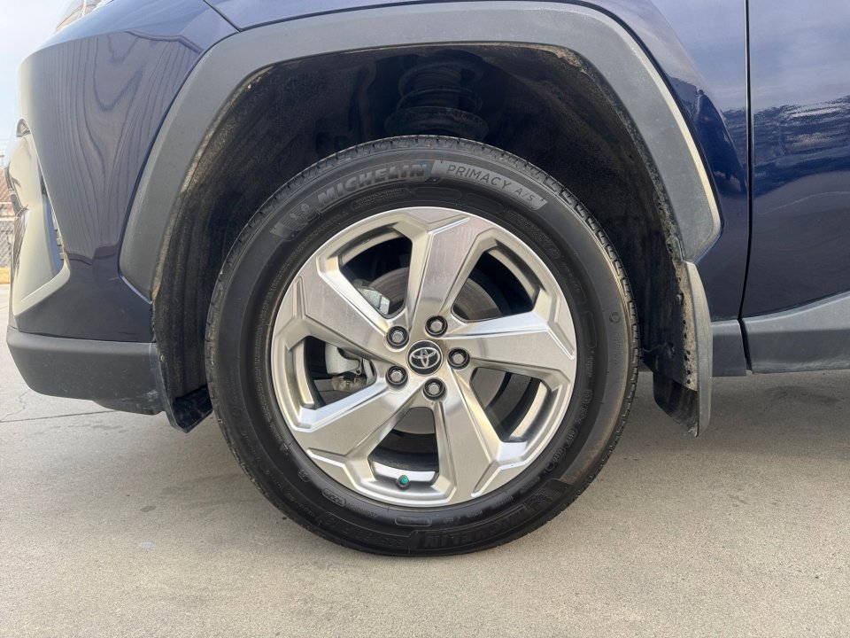 Used 2021 Toyota RAV4 XLE Premium image 31