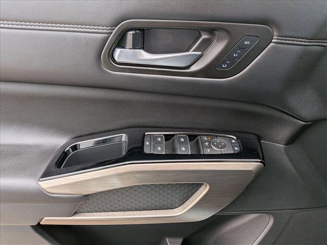 Used 2025 Nissan Pathfinder Platinum w/ Cargo Package image 15