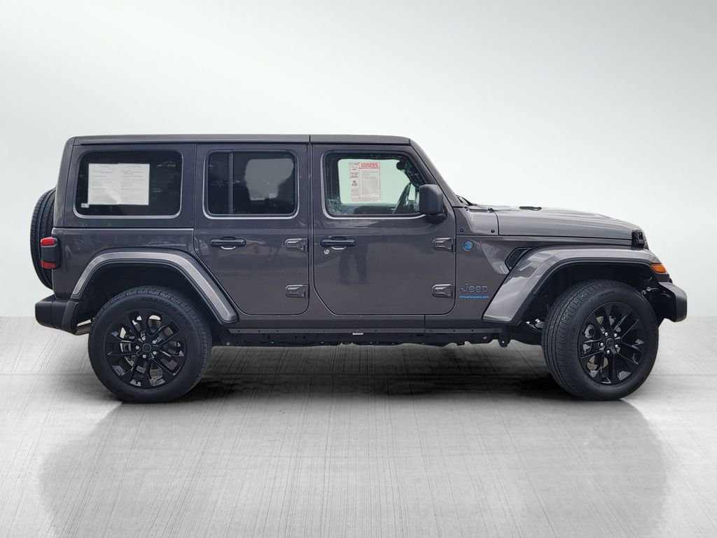 Used 2025 Jeep Wrangler Unlimited Sahara w/ Safety Group AWD/4WD image 3