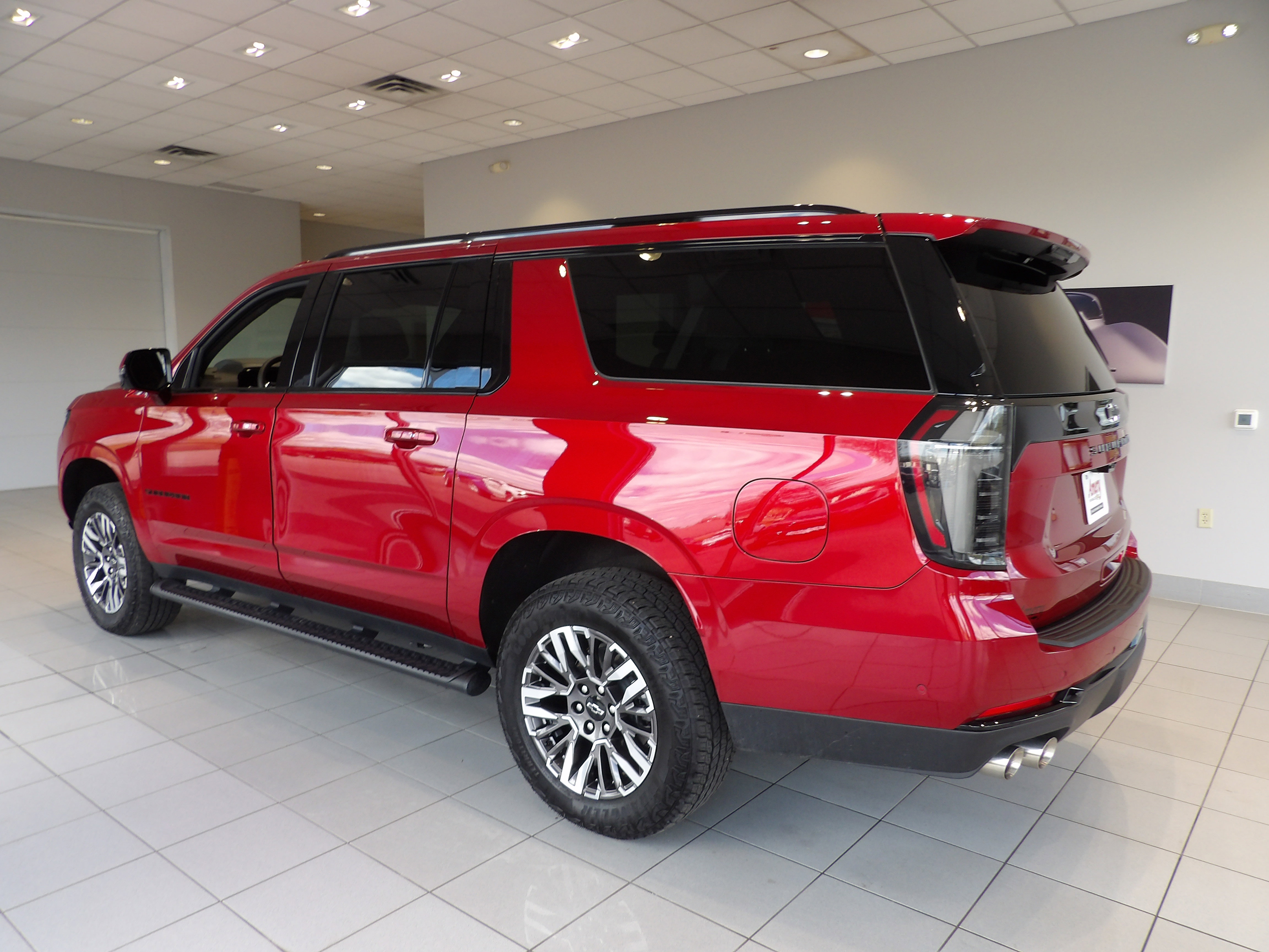 Used 2025 Chevrolet Suburban Z71 w/ Z71 Off-Road Package AWD/4WD image 6