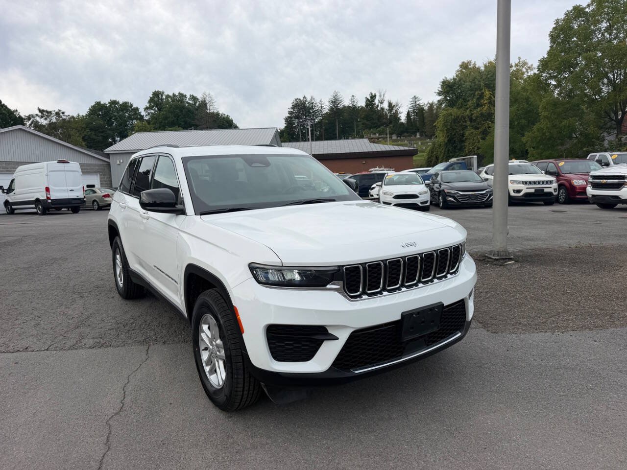 Used 2023 Jeep Grand Cherokee Laredo w/ Luxury Tech Group I AWD/4WD image 7
