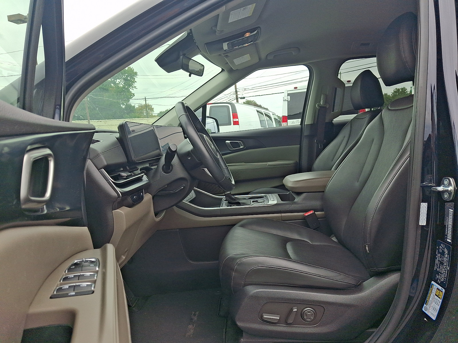 Used 2025 Kia Carnival FWD image 14