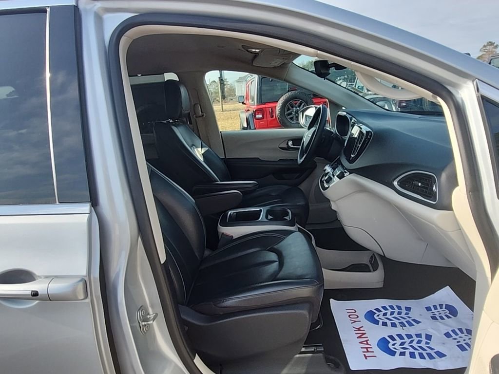 Certified 2023 Chrysler Pacifica Touring-L image 25