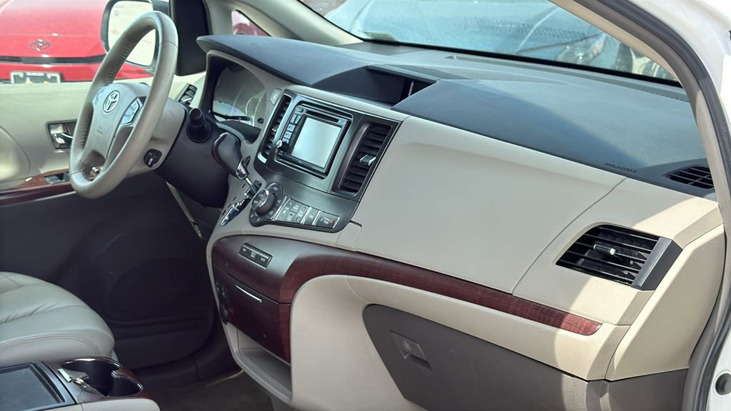 Used 2014 Toyota Sienna XLE image 29