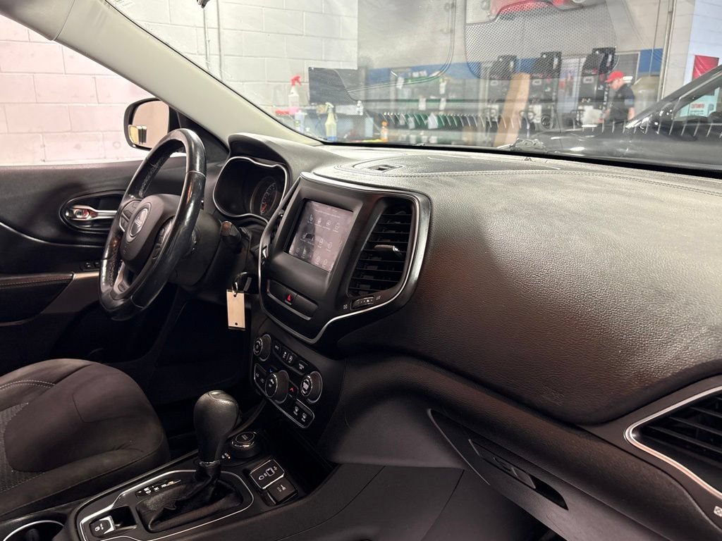 Used 2019 Jeep Cherokee Latitude w/ Cold Weather Group AWD/4WD image 31