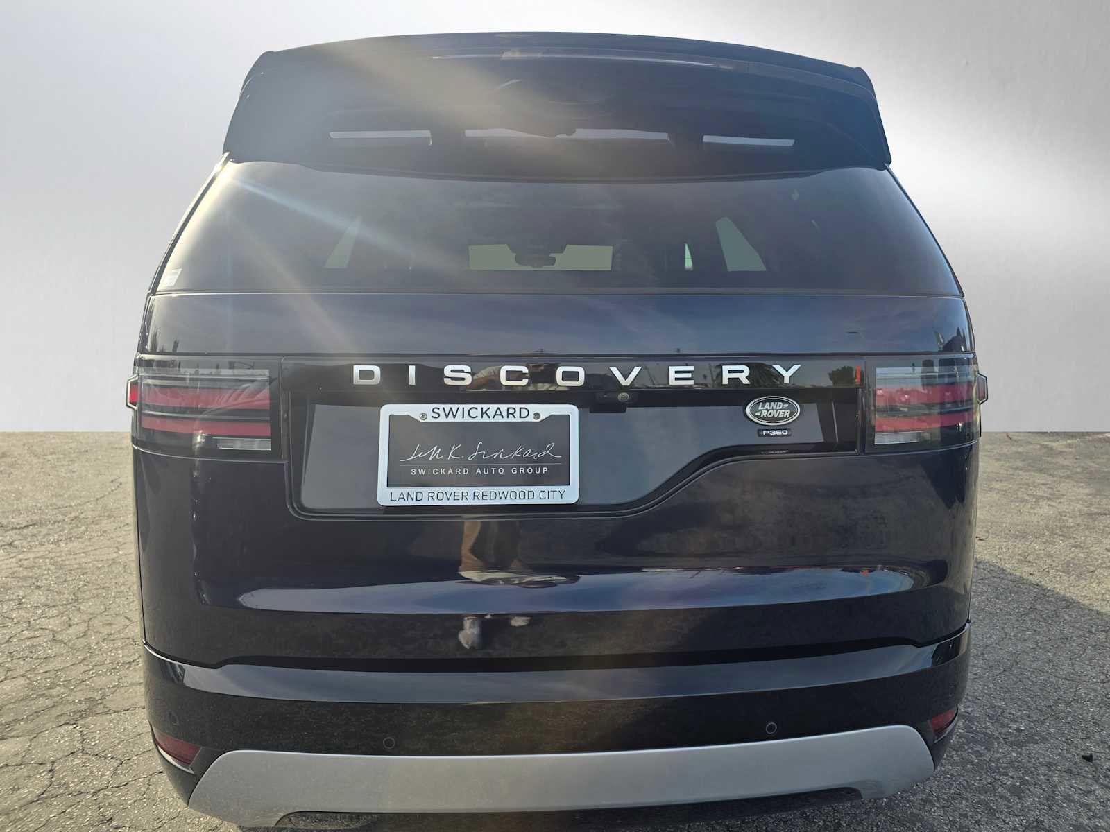 Used 2023 Land Rover Discovery Metropolitan Edition image 4