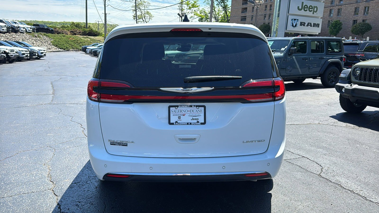 Certified 2024 Chrysler Pacifica Limited FWD image 7