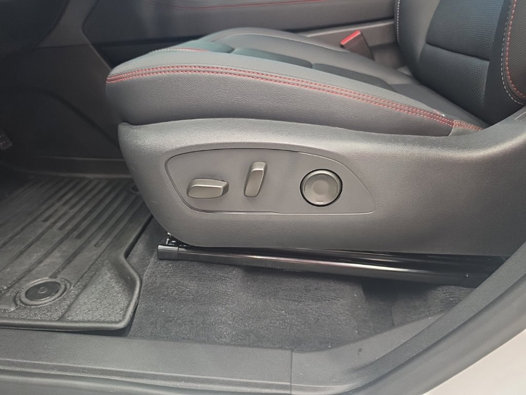 Used 2025 Chevrolet Traverse RS w/ LPO, Floor Liner Package FWD image 36