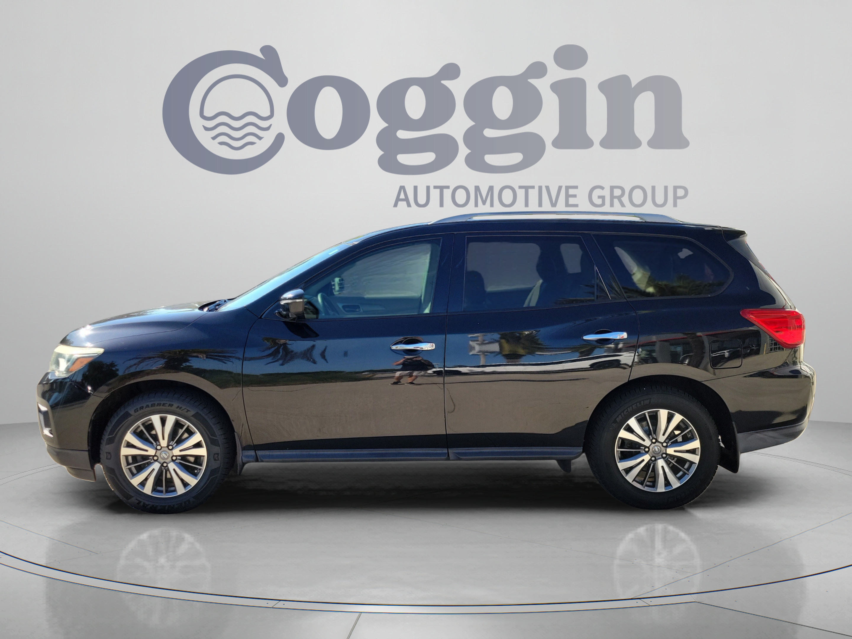 Used 2018 Nissan Pathfinder SL FWD image 2