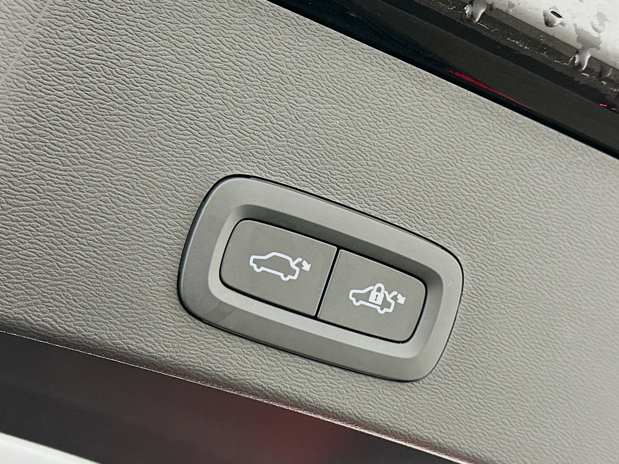 Used 2025 Volvo XC40 B5 Plus image 32