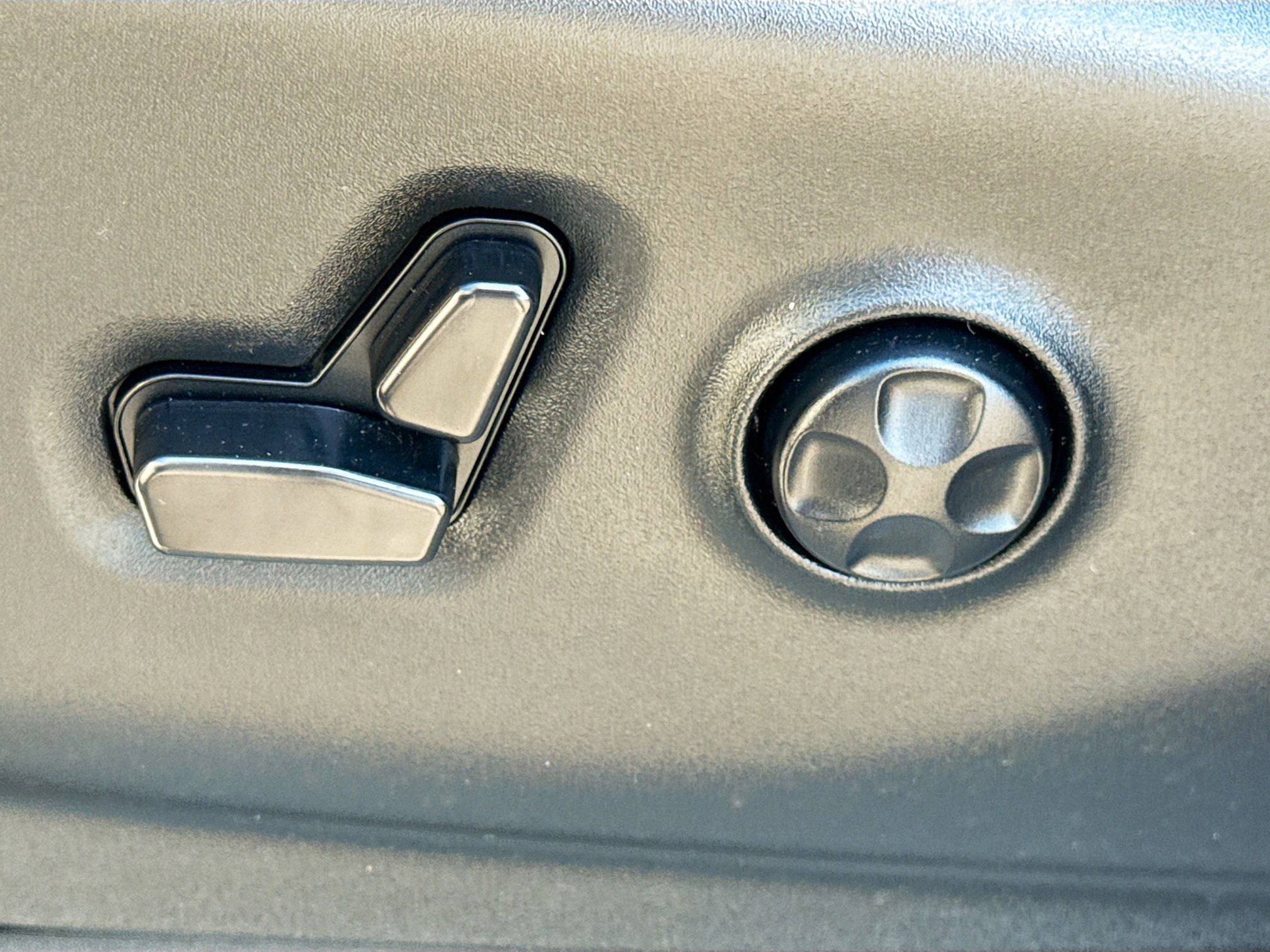 Used 2024 Chrysler Pacifica Touring-L FWD image 25