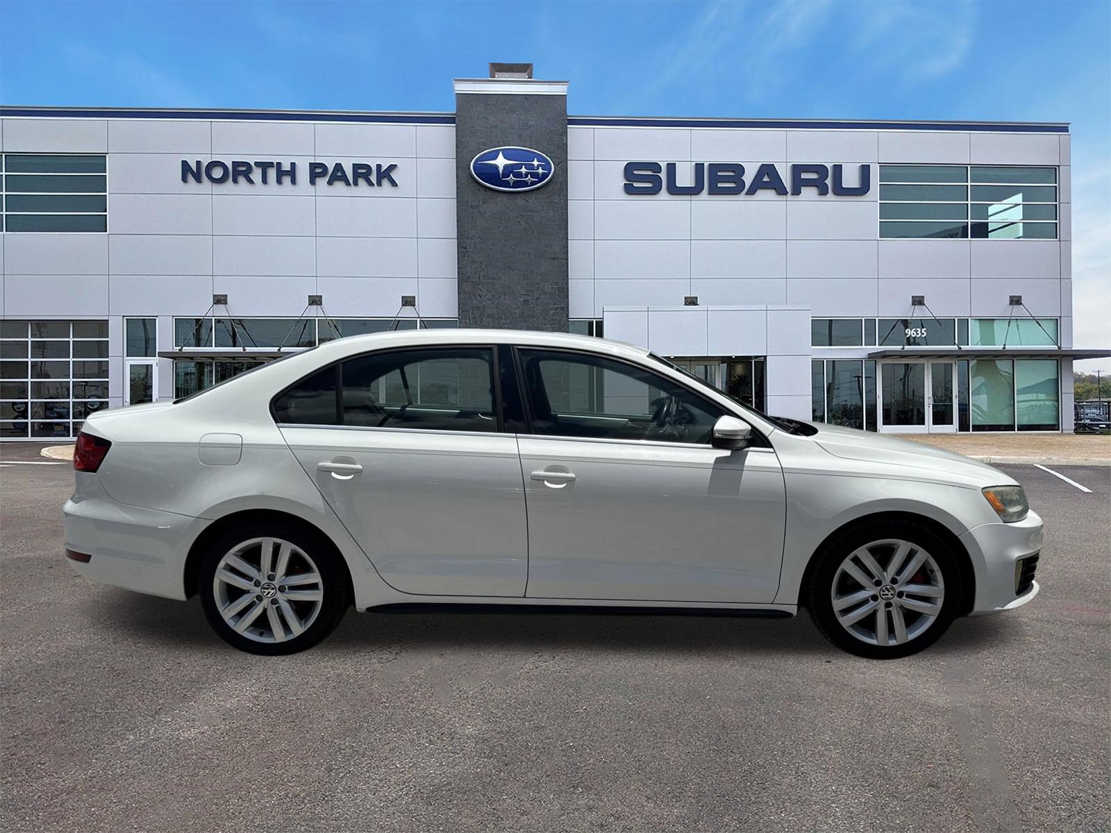 Used 2012 Volkswagen Jetta GLI FWD image 2
