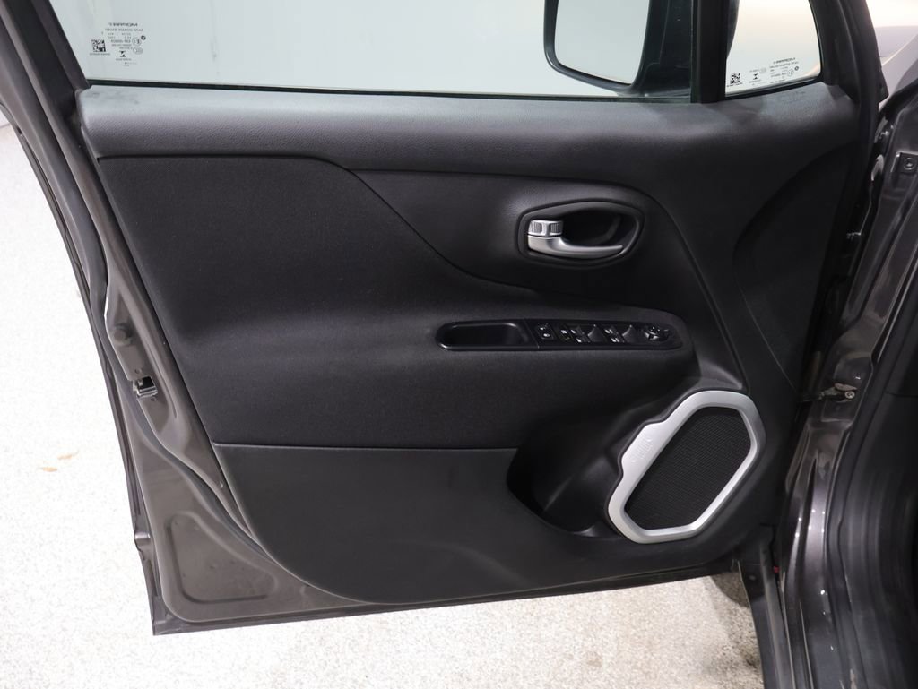 Used 2018 Jeep Renegade Latitude w/ UConnect 8.4 Nav Group AWD/4WD image 13