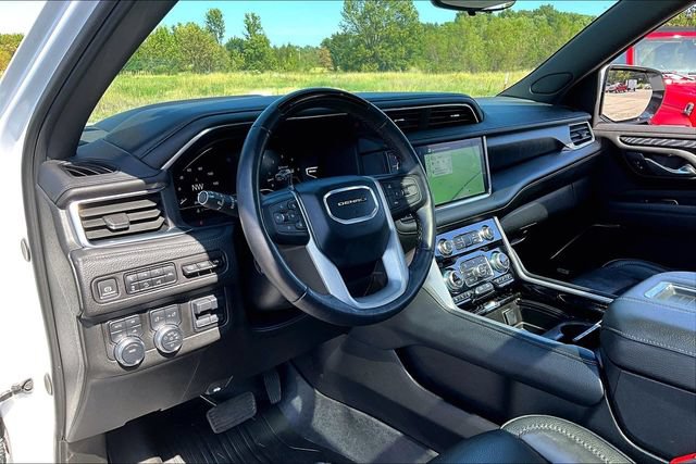 Used 2024 GMC Yukon Denali w/ Advanced Technology Package AWD/4WD image 17