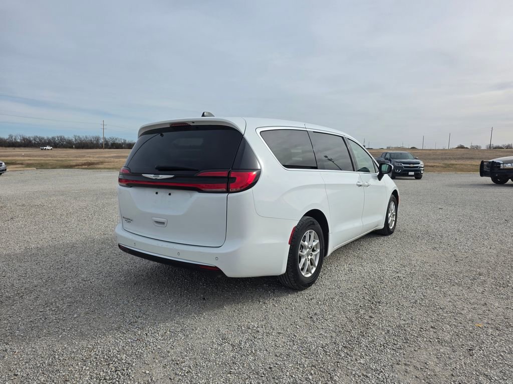 Used 2023 Chrysler Pacifica Touring-L image 3