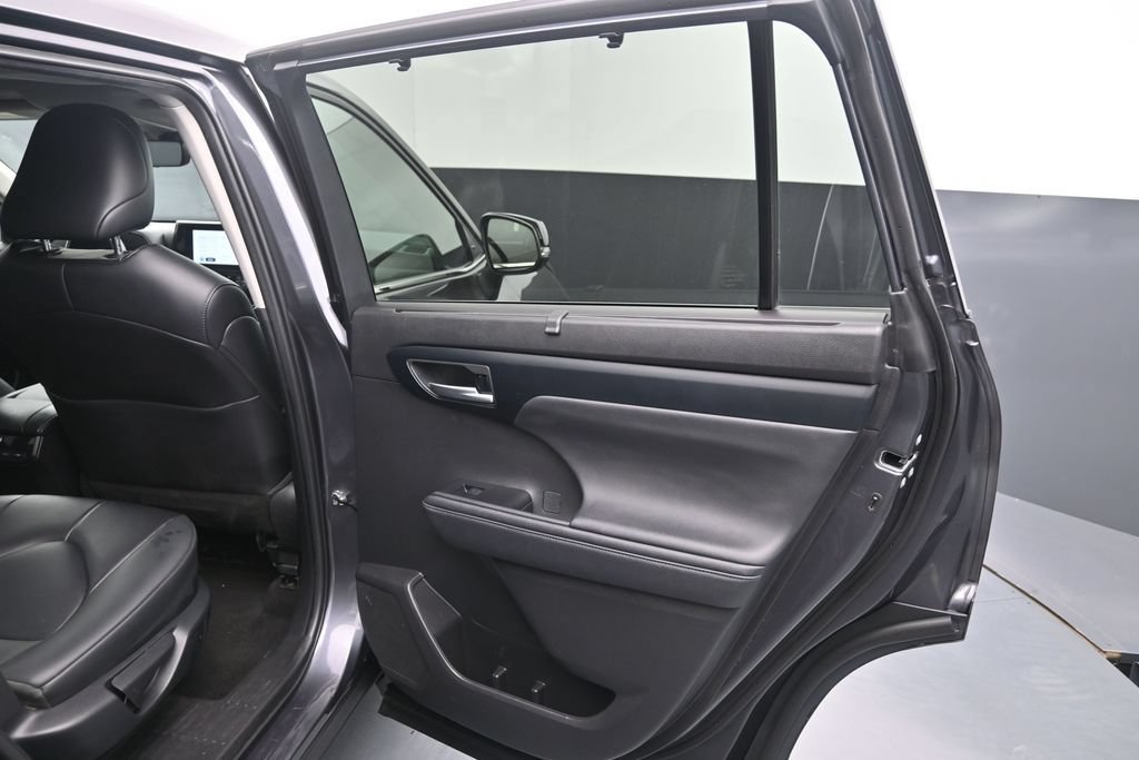 Used 2023 Toyota Highlander XLE AWD/4WD image 27