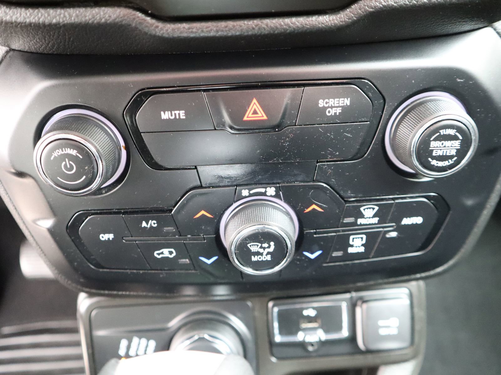 Used 2020 Jeep Renegade Latitude w/ Cold Weather Group image 41