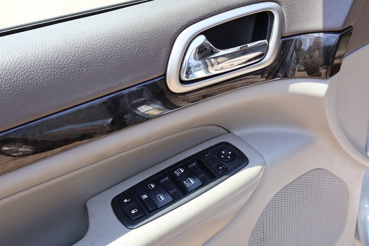 Used 2012 Jeep Grand Cherokee Laredo AWD/4WD image 12