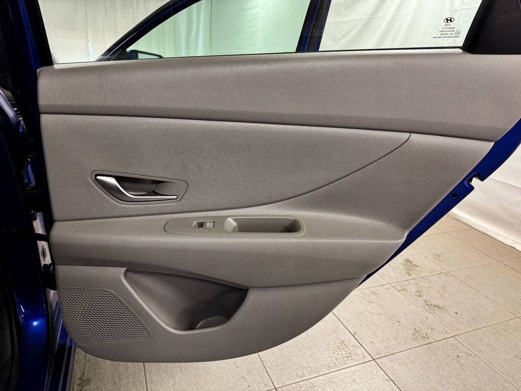 Used 2021 Hyundai Elantra SE FWD image 16