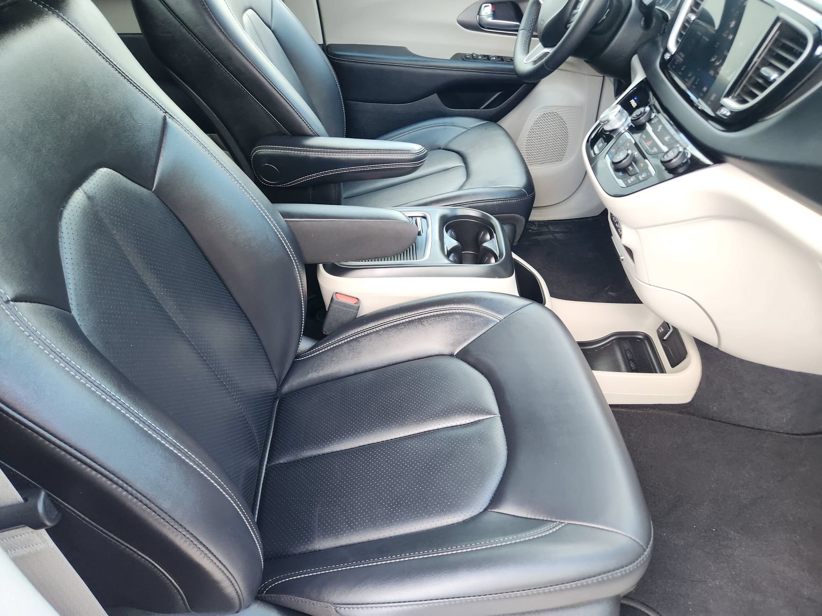 Used 2024 Chrysler Pacifica Touring-L FWD image 15