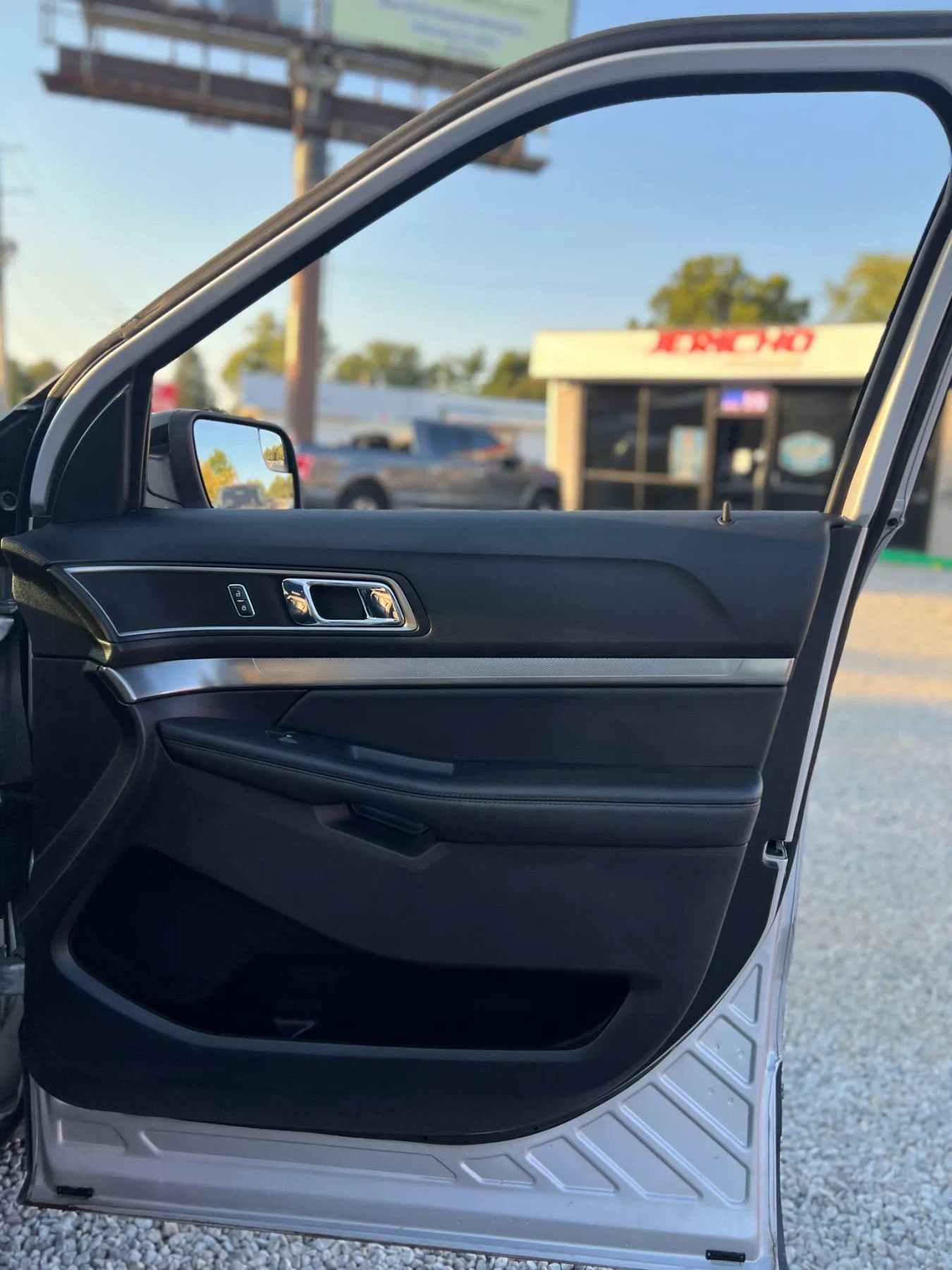 Used 2018 Ford Explorer XLT w/ Equipment Group 202A image 17