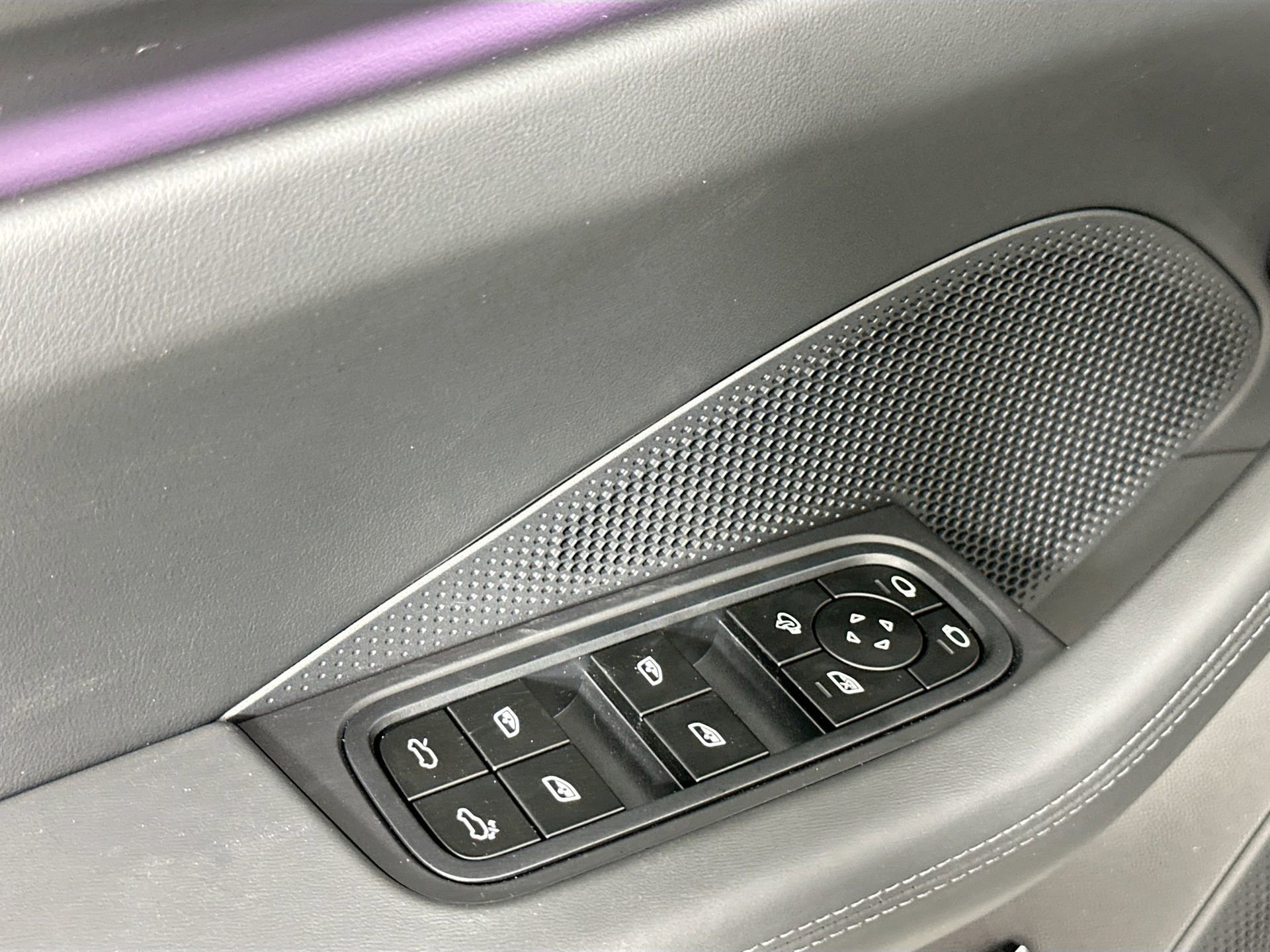 Certified 2025 Porsche Macan 4 Electric image 35