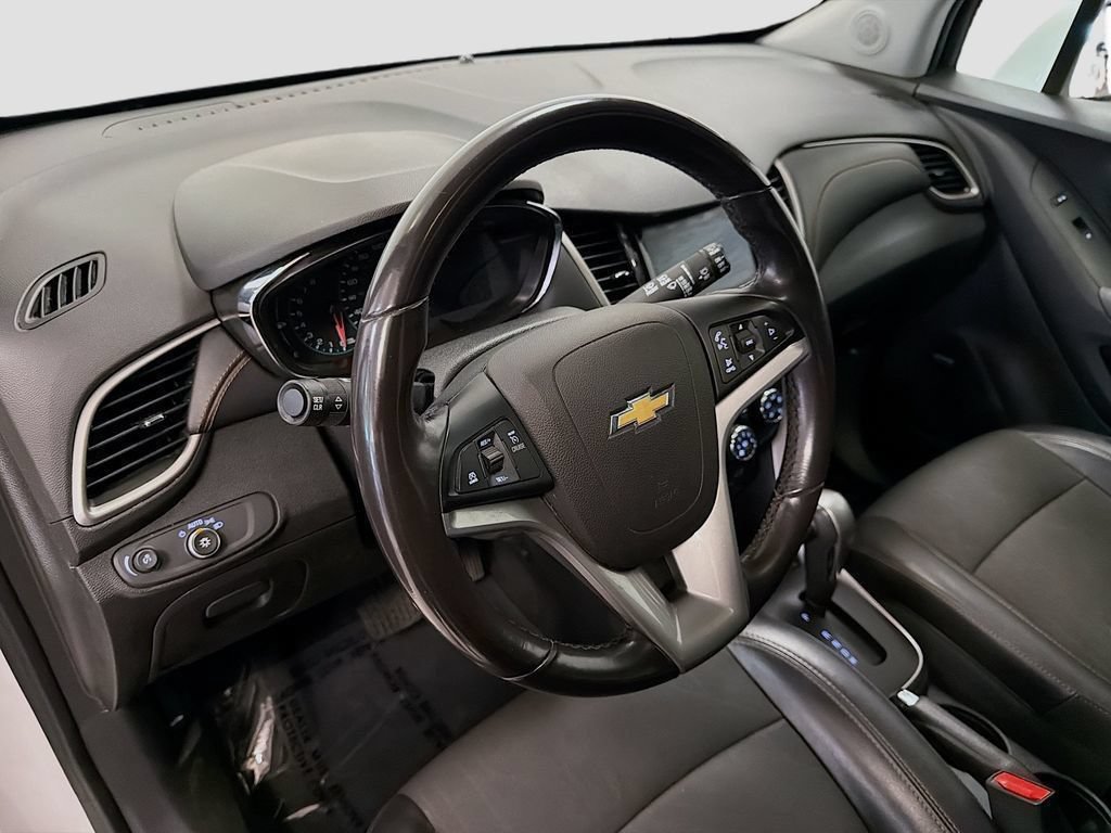 Used 2020 Chevrolet Trax LT w/ Sun & Sound Package FWD image 21
