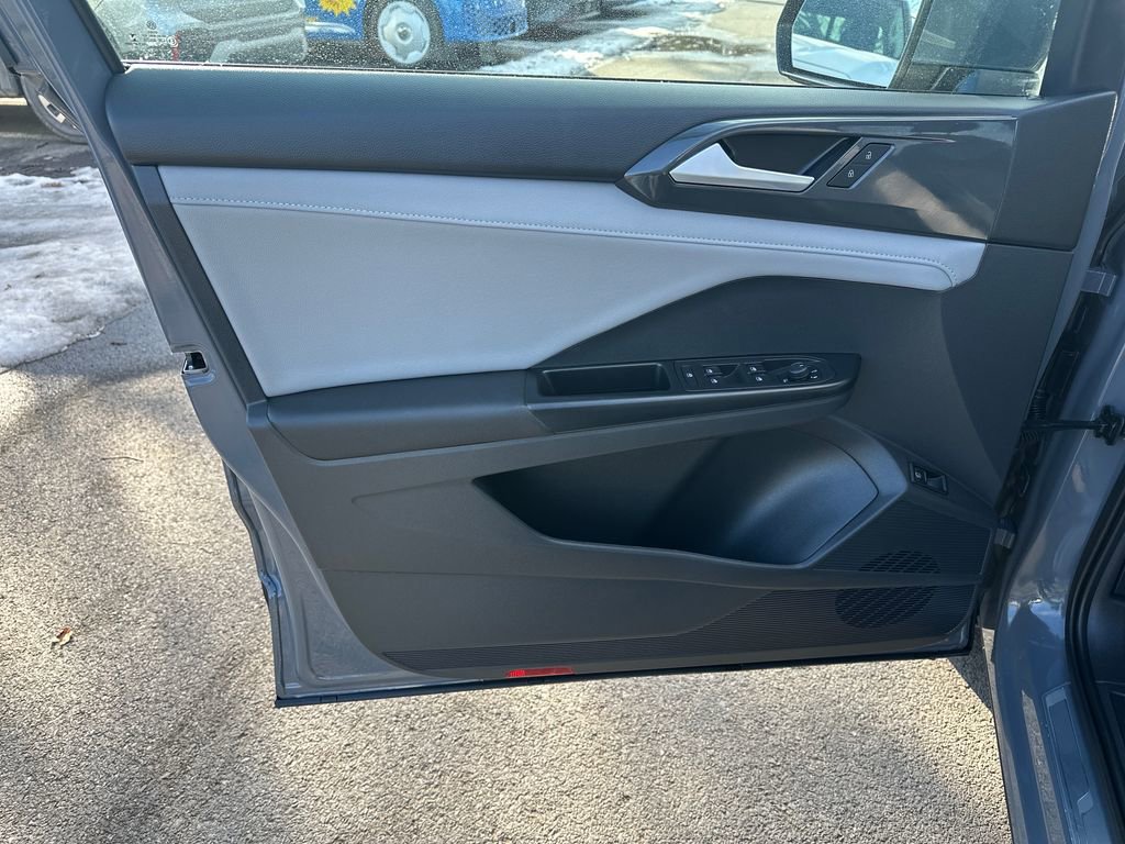 Certified 2023 Volkswagen Taos SEL image 5