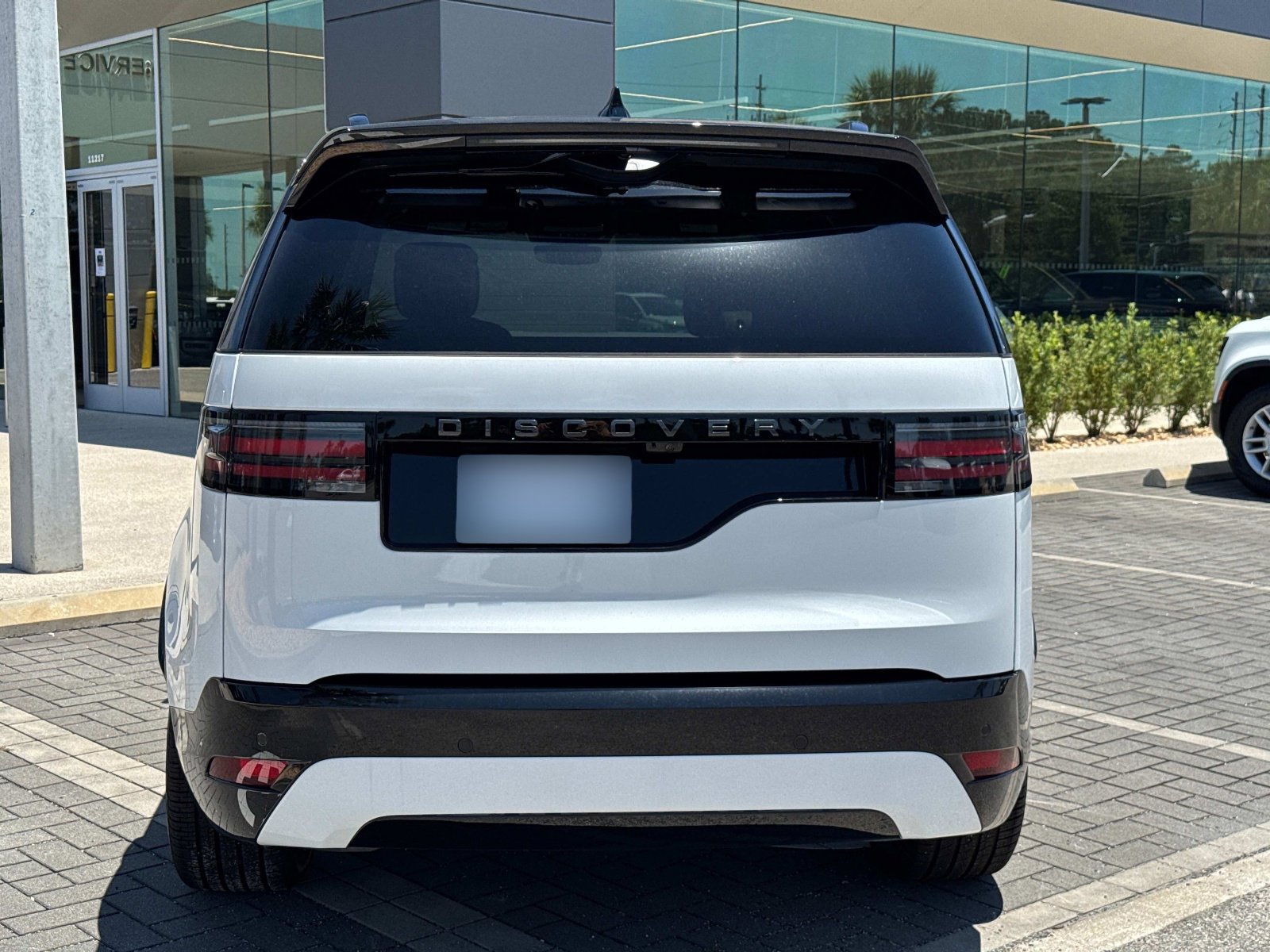 Certified 2025 Land Rover Discovery Dynamic SE image 3