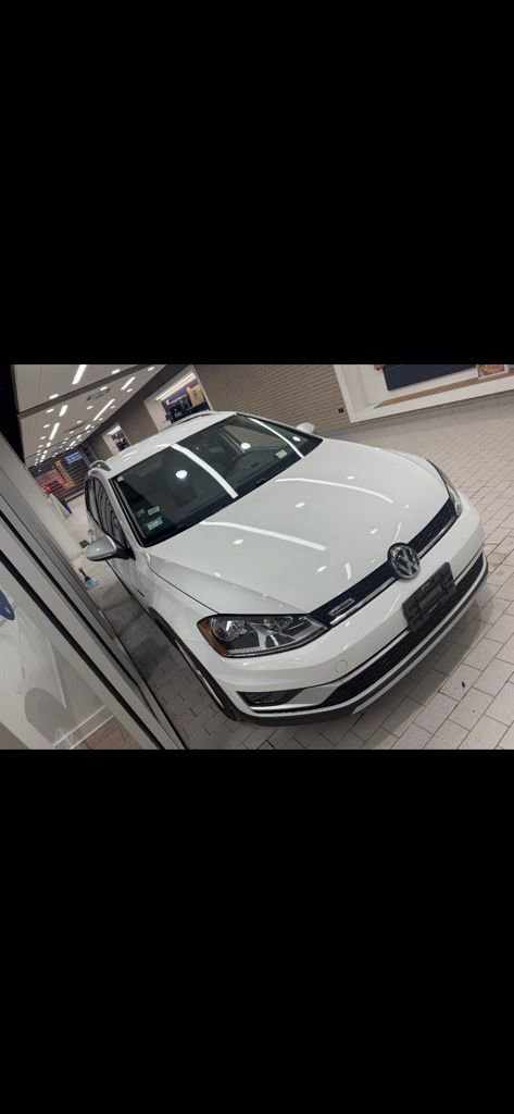 Used 2017 Volkswagen Golf Alltrack S image 2