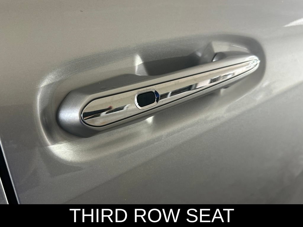 Used 2025 Toyota Sienna XLE FWD image 16